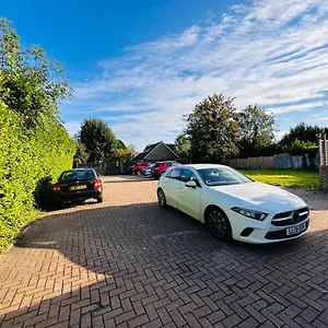 **** מלון Acorn Gatwick & Parking בריטניה